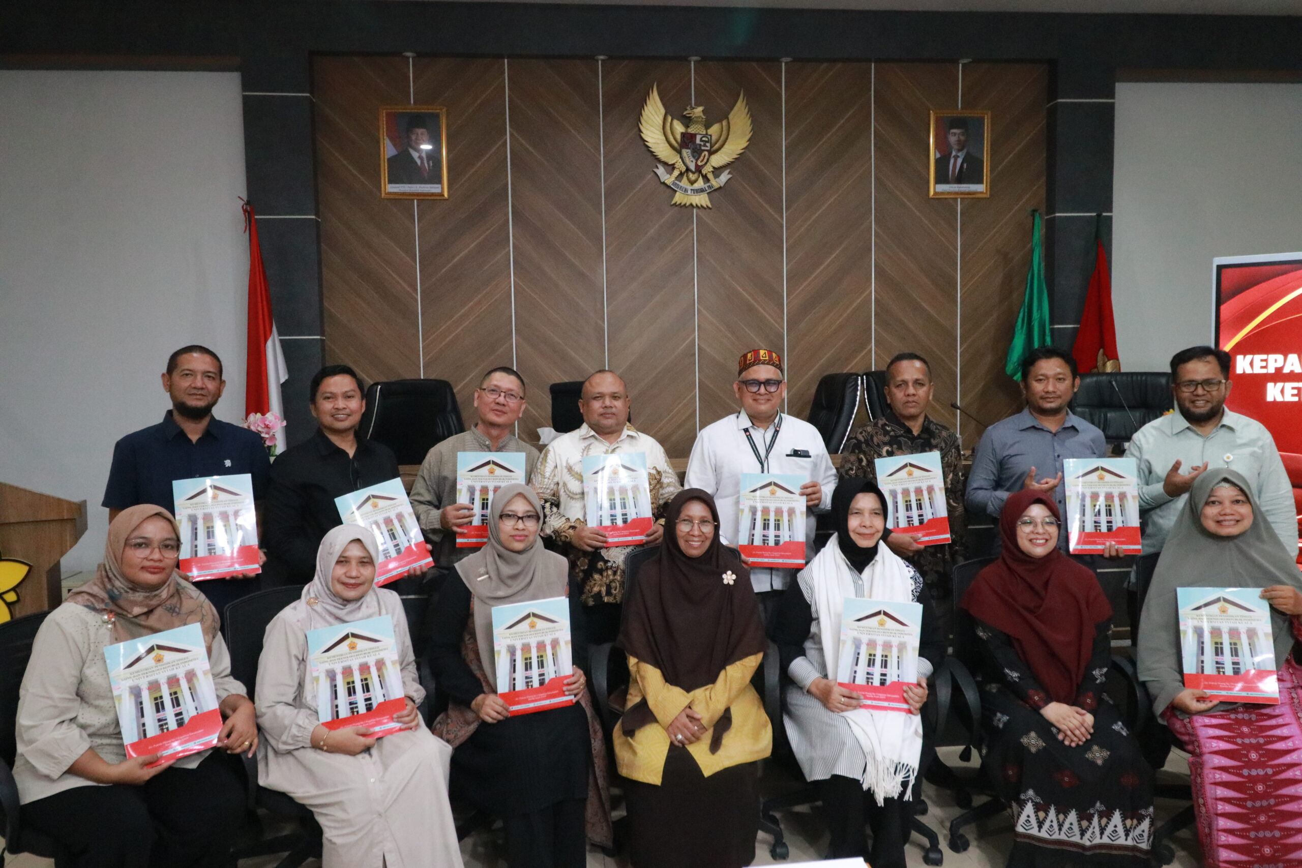 Fakultas Hukum USK Serahkan SK Pengangkatan Ketua Departemen, Sekretaris Departemen, Ketua Program Studi, dan Kepala Bagian di Lingkungan Fakultas Hukum USK