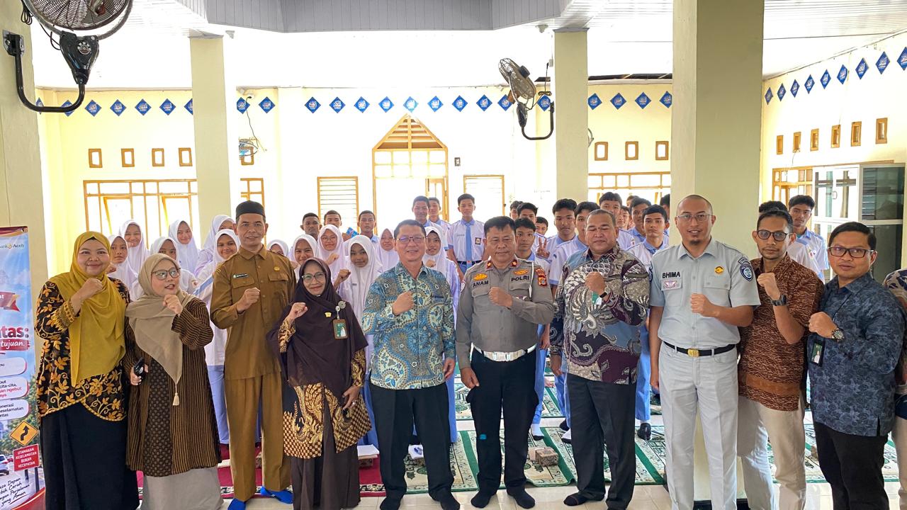 FH USK, Ditlantas Polda Aceh dan Jasa Raharja Edukasi Pelajar SMAN 1 Peukan Bada tentang Tertib Berlalu Lintas Tulisan ini telah tayang di acehtrend.com dengan judul “FH USK, Ditlantas Polda Aceh dan Jasa Raharja Edukasi Pelajar SMAN 1 Peukan Bada tentang Tertib Berlalu Lintas”,